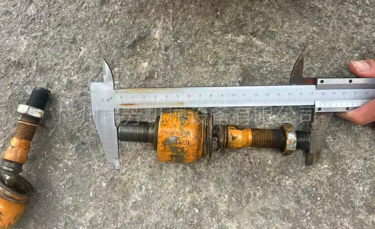 CASE Busy at Both Ends Case 580N Steering Tie Rod Ball Joint CASE 凯斯 两头忙 方向拉杆 球头